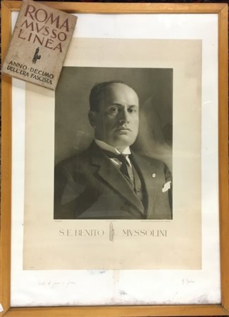 Lotto composto da manifesto fotografico di Benito Mussolini in cornice dell'epo