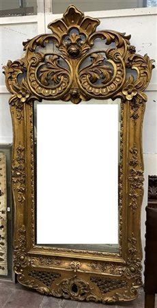 Specchiera con cornice in legno intagliato e dorato con decoro a motivi natural