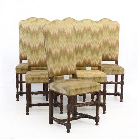 Gruppo di sei sedie in legno con gambe anteriori e traverse a rocchetto, sedute