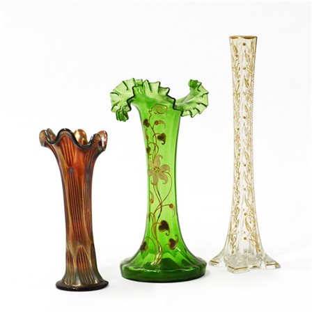 Lotto composto da tre vasi di epoche e manifatture differenti, dei quali uno in