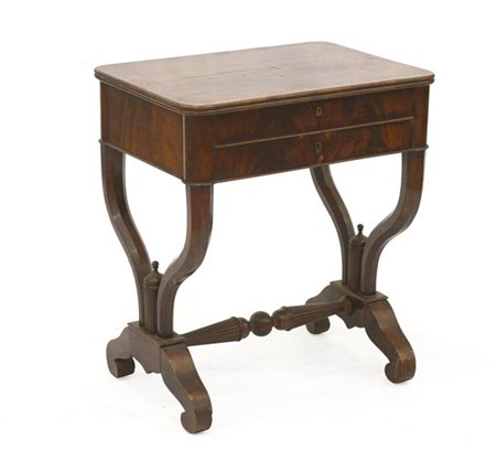 Tavolo da lavoro lastronato in mogano, piano apribile celante vani, cassetto ne