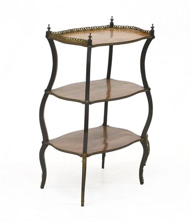 Etagère a tre ripiani decorati da fregi dorati, montanti ebanizzati terminanti