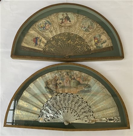 Lotto composto da due ventagli con stecche in madreperla e osso e pagine in car
