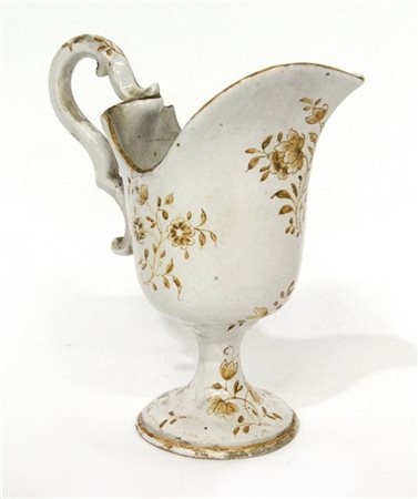 Manifattura del secolo XVIII. Versatoio in maiolica profilata in ocra e decorat