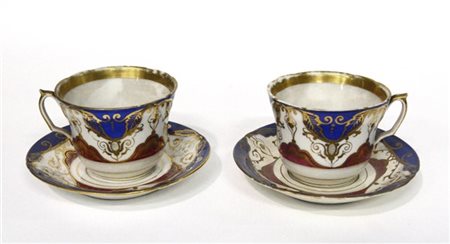 Coppia di tazze con piattini in porcellana decorata in policromia nei toni del