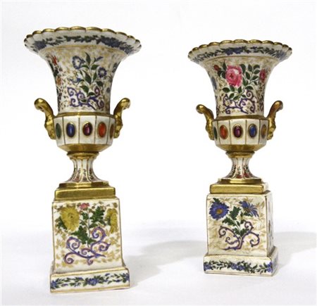 Manifattura francese, secolo XIX. Coppia di piccoli vasi a plinto in porcellana