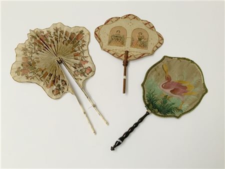 Lotto composto da tre ventole: una dipinta su stoffa, una con presa in avorio e
