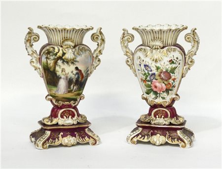 Manifattura francese, secolo XIX. Coppia di vasi biansati in porcellana decorat