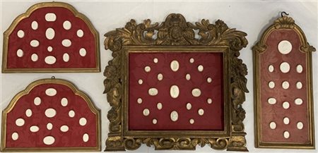 Collezione di numerosi medaglioni classici in gesso di epoche diverse contenuti