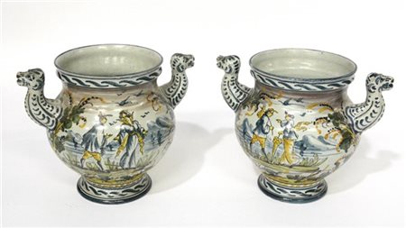 Manifattura ligure. Coppia di vasi biansati decorati a paesaggi con figure, ans