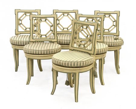 Gruppo di sei sedie basse in legno laccato con schienale traforato decorato a m