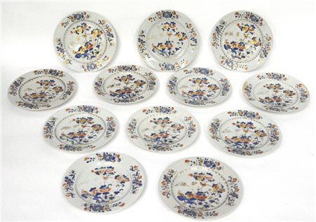 Gruppo di dodici piatti in porcellana a decoro Imari. Cina, sec. XVIII (d cm 23