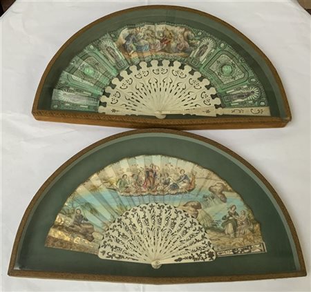 Lotto composto da due ventagli con stecche in avorio traforate e decorate con f