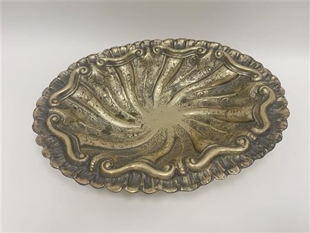 Alzata di forma ovale in argento sbalzato inciso e cesellato a fiori e volute,
