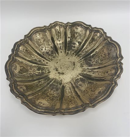 Alzata di forma circolare in argento inciso e cesellato a decori naturalistici,
