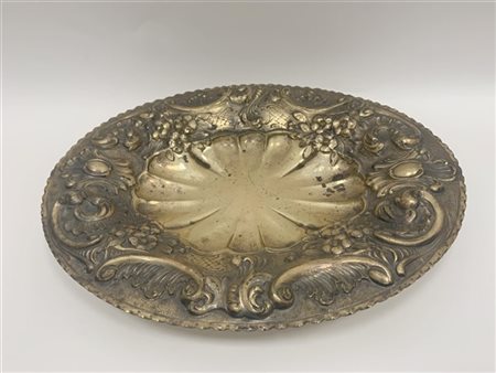 Alzata di forma ovale in argento sbalzato inciso e cesellato a volute e fiori,