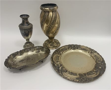 Lotto composto da un'alzatina, due vasi e un piatto in argento di misure e deco