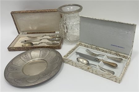 Lotto composto da un vaso in cristallo molato con ghiera, un piatto in argento