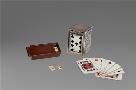 Lotto composto da due piccoli giochi: un portacarte in argento inglese con due mazzi di carte francesi; e una scatolina in legno con domino con tessere in osso (scompleti)