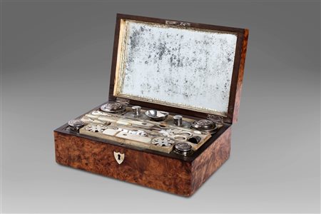 Beauty-case da viaggio in radica con necessaire in argento, madreperla e cristallo, Francia inizi secolo XIX