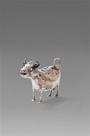 Lattiera a forma di mucca in argento