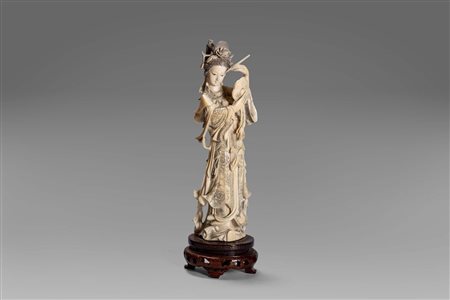 Scultura in avorio raffigurante figura femminile allo specchio, Cina inizi secolo XX