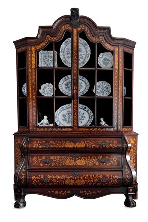 Mobile a due corpi in noce con intarsi in bosso, Olanda secolo XVIII