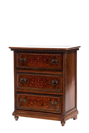 Piccola commode in legno di noce e bosso, Veneto circa 1730-40
