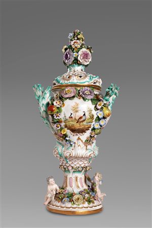 Grande vaso in porcellana con fiori e putti a rilievo, manifattura di Meissen, secolo XIX