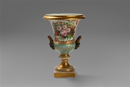 Vaso in porcellana policroma decorato con motivi floreali