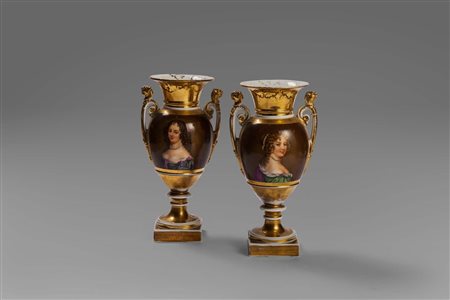 Coppia di vasi in porcellana, epoca Impero, dorati e dipinti con ritratti di dame