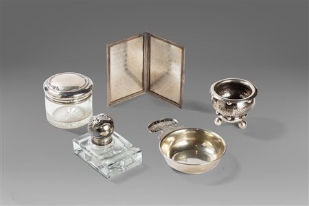 Lotto composto da 5 oggetti : un calamaio in cristallo e argento, un vasetto in cristallo con coperchio in argento, un portafoto in argento, un taste vin in argento e un piccolo vaso in argento