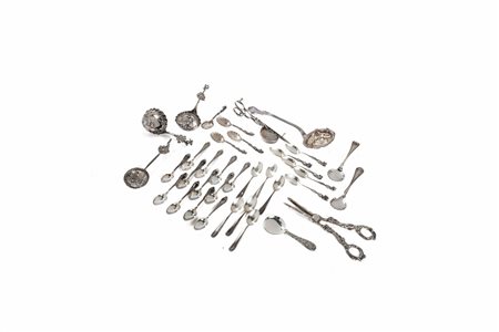 lotto composto da 36 oggetti in argento: 30 cucchiaini di fogge diverse, tre mestoli, un passino, uno spegnicandela e un tagliauva