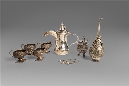 Lotto composto da sette oggetti in argento: quattro piccole saliere, una caraffa egiziana, una stoppiniera e uno spargizzucchero