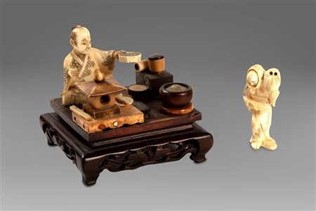 Lotto di due piccoli oggetti in avorio: un okimono con suppellettili da cucina su base quadrata in legno,e un netsuke, Giappone secoli XIX - XX