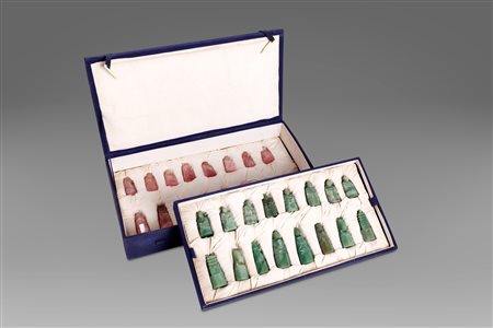 Sedici scacchi in giada e sedici in quarzo rosa, entro scatola, Cina secolo XX