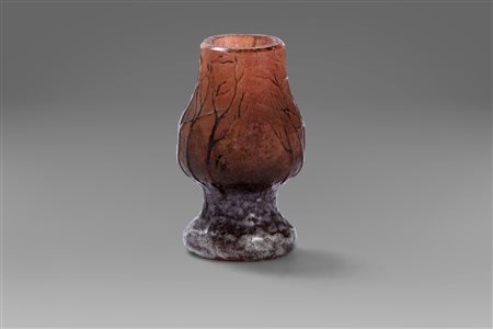 Piccolo vaso in vetro dipinto con smalti, firmato Daum Nancy