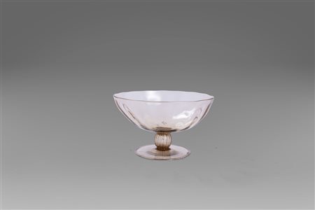 Alzata in vetro soffiato color ambra, Murano, inizio secolo XX, con sei frutti (alcuni con rotture e mancanze)