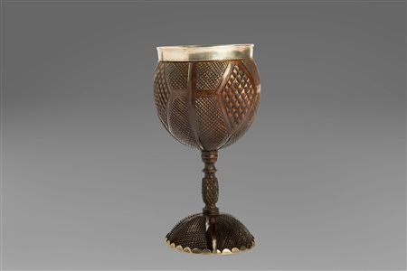 Noce intagliata e montata a calice, con finiture in argento, Inghilterra inizio secolo XX