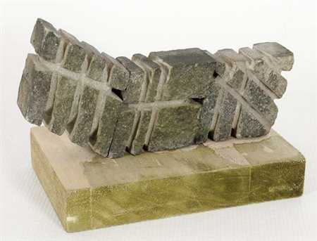 Toni Bellucci Bruco, 1990 scultura in pietra con supporto di legno, cm....
