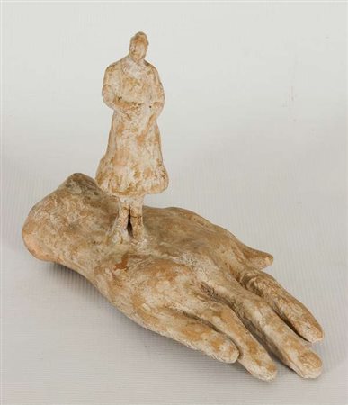 Lucy Iochamouritz Fuori mano scultura in terracotta, cm. 17x21x11 Firma sul...