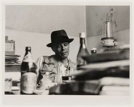 Ken Damy Joseph Beuys fotografia, cm. 24x30 Sul retro timbro della Galleria...