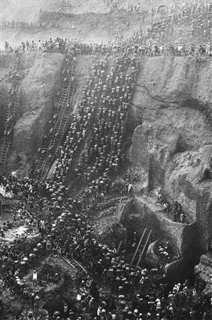 Sebastiao Salgado (1944)  - Sierra Pelada, 1986