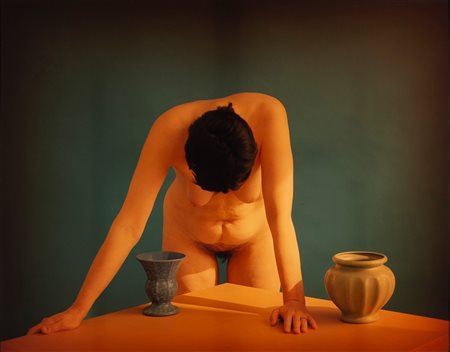 Suzanne Opton (1954)  - Donna sul tavolo, 1999