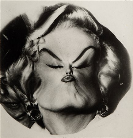 Weegee (1899-1968)  - Marilyn Monroe (Distorsion) , years 1950-1960