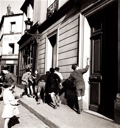 Robert Doisneau (1912-1994)  - La sonnette, 1934
