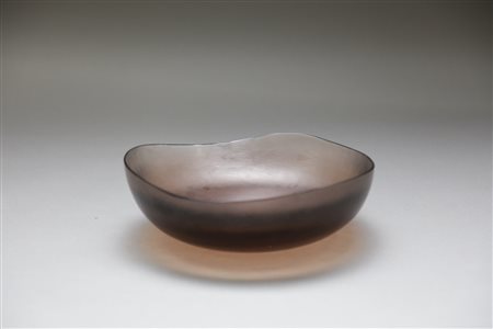 SCARPA TOBIA (n. 1935) - Coppa in vetro color ametista modello 8502, serie Battuti, produzione Venini, anni '60.