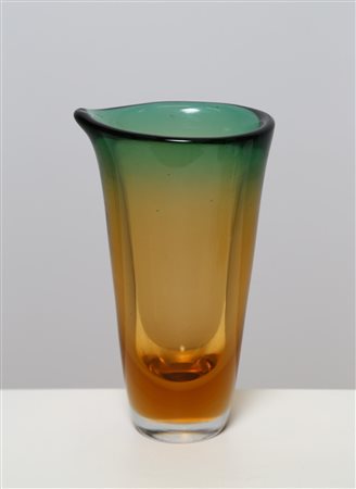 SEGUSO ARCHIMEDE (1909 - 1999) - Vaso in vetro sommerso sfumato dal verde all’aranciato. Anni’ 50.