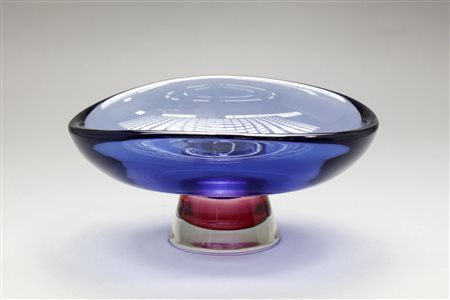 SEGUSO ARCHIMEDE (1909 - 1999) - Coppa in vetro trasparente blu, base in vetro trasparente sommerso in rosso, anni '50.