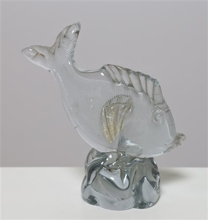 BARBINI ALFREDO (1912 - 2007) - Pesce in vetro trasparente, corpo decorato con reticello in lattimo sommerso e applicazioni foglie oro. Anni ’30.